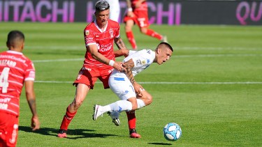 Ricki Centurión domina el balón para Vélez, que fue más que el Globo pero no pudo vencerlo. (Foto/Télam)