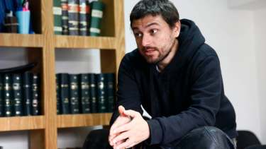 Pese a liderar un movimiento social cercano al gobierno, el dirigente cuestionó el aumento de fondos para la Tarjeta Alimentar. 