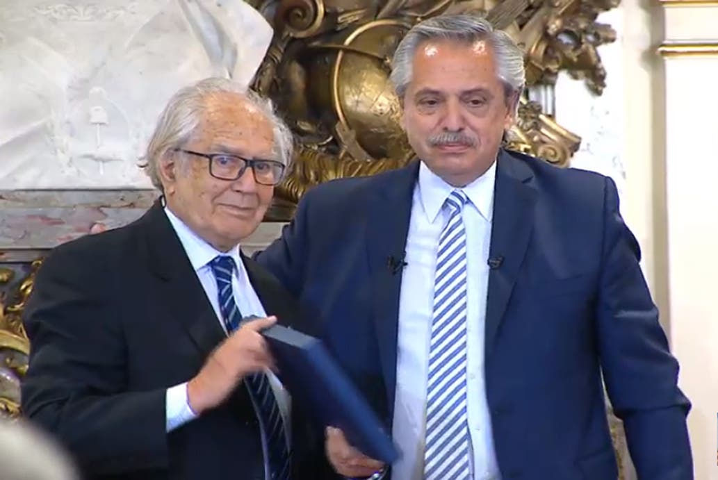 El Gobierno homenajeó a Adolfo Pérez Esquivel por los 40 años del Premio Nobel de la Paz. Foto Captura Presidencia. 