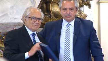 El Gobierno homenajeó a Adolfo Pérez Esquivel por los 40 años del Premio Nobel de la Paz. Foto Captura Presidencia. 