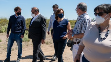 La mandataria junto a directivos de la empresa NRG, la intendenta de Allen y el ministro Buteler, durante la recorrida por el Parque Industrial Norte.