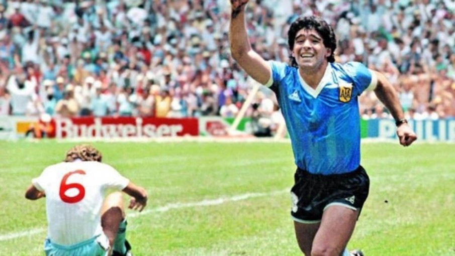 "Crecí amando a Diego porque su vida deportiva me transporta a los mejores recuerdos de mi existencia", confiesa el autor.