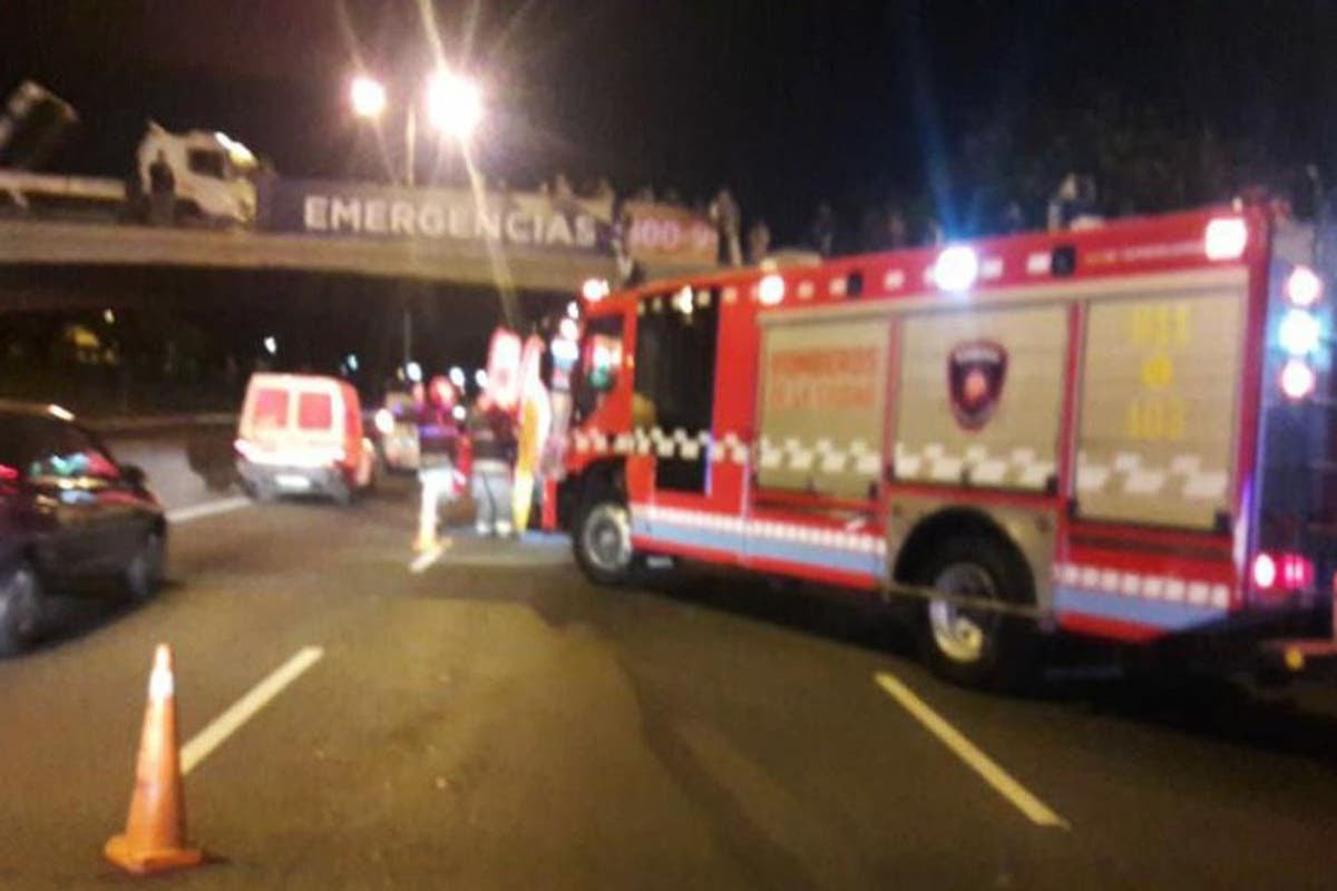 El accidente fue en el límite de las localidades de Lomas del Mirador y Mataderos. Foto:  
Prensa Policía de la Ciudad
