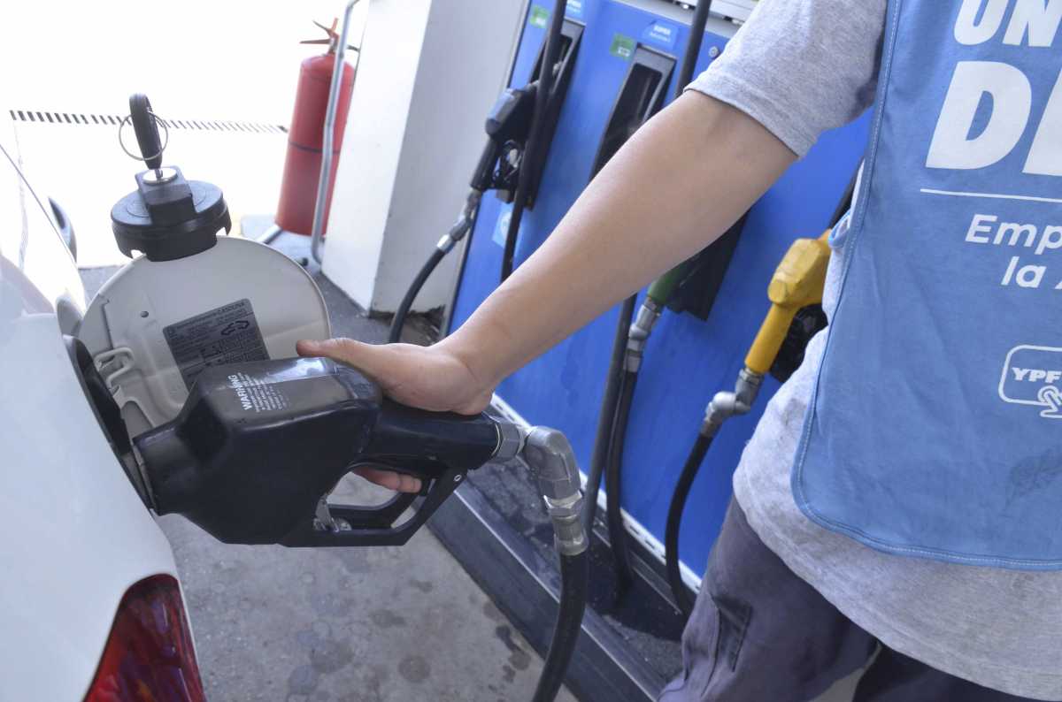 La escasez de combustibles se prolonga en todo el país. Archivo