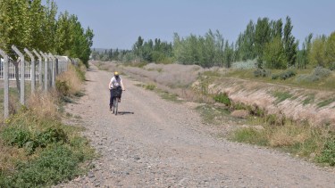 La relocalización de un cerramiento de la jefatura, a un costado de Saavedra, permitió el espacio para la apertura de una calle enripiada de 6 metros (foto Yamil Regules)