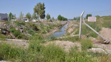 Lanin y Saavedra. La calle que conectará con las 127 hectáreas irá por un lateral del desagúe. Pasará por el costado de un predio de la jefartura de policía. Foto Yamil Regules 