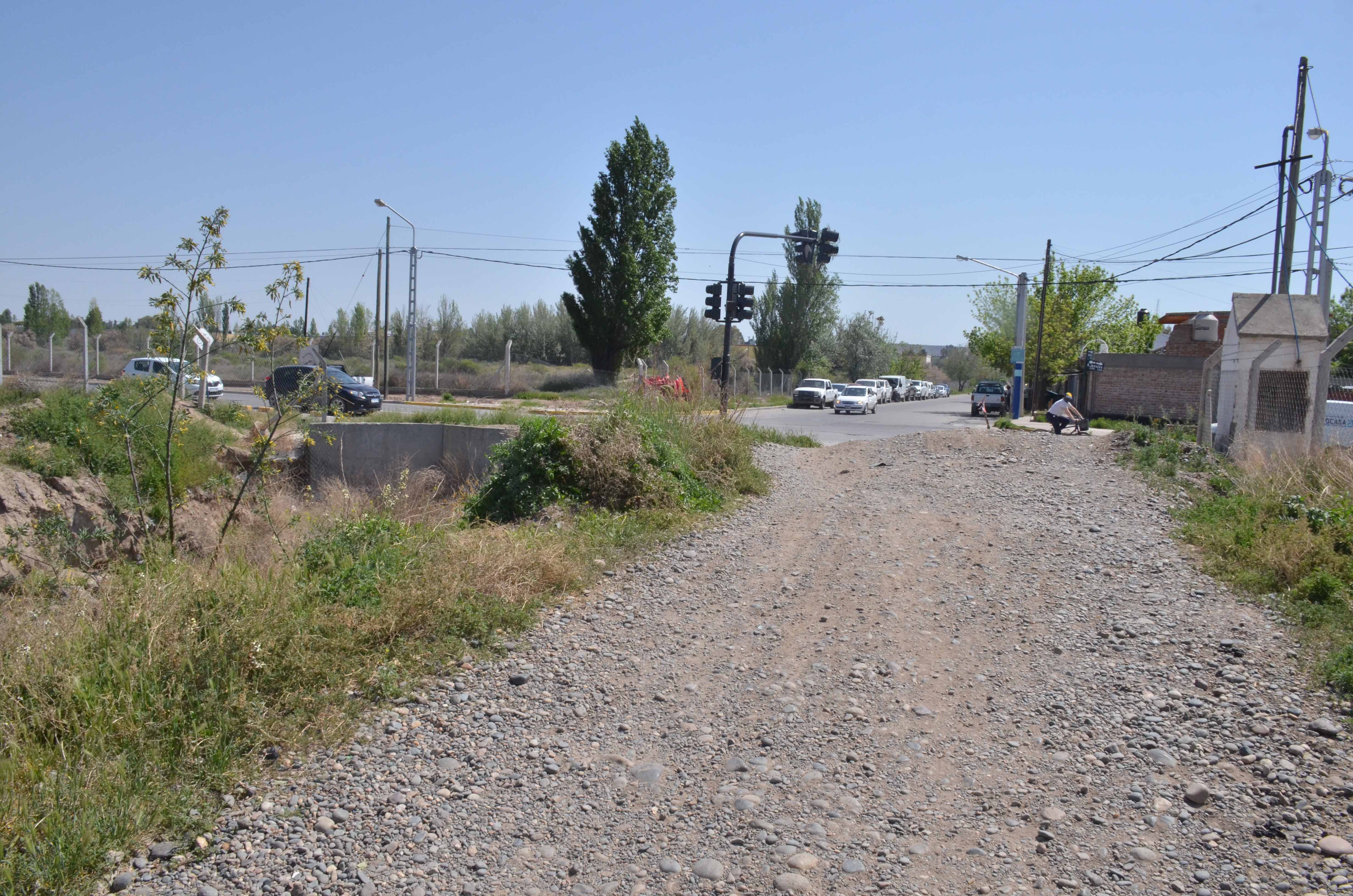 Lanin y Saavedra, en Neuquén capital. A un costado del desagüe, la calle conectará las 127 hectáreas con esta salida hacia La Sirena. (foto Yamil Regules)