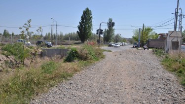 Lanin y Saavedra, en Neuquén capital. A un costado del desagüe, la calle conectará las 127 hectáreas con esta salida hacia La Sirena. (foto Yamil Regules)