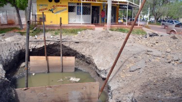 AG.NQN  20.10.20  FOTO YAMIL REGULES NOTA POZO DE CALLE COPAHUE