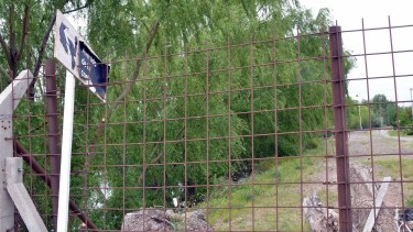 La costanera del río Neuquén está cerrado por el country a lo largo de 1.600 metros. Foto Yamil Regules