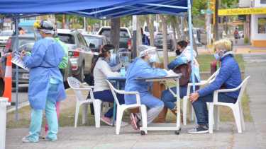 AG.NQN  21.10.20  FOTO YAMIL REGULES NOTA PLOTTIER GENTE ESPERA EN EL DETECTAR
