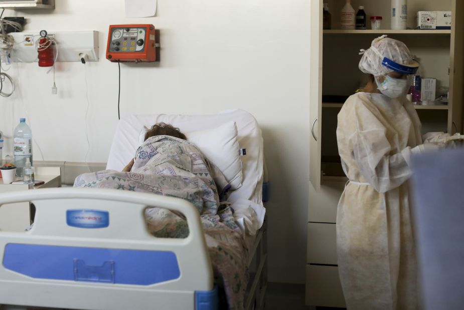 Un paciente con coronavirus, tendido en una cama en el hospital Eurnekian Ezeiza en Buenos Aires. Foto: Natacha Pisarenko para AP.-