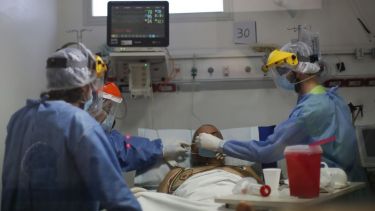 Buenos Aires; atención a pacientes con COVID. Foto: Natacha Pisarenko para AP.