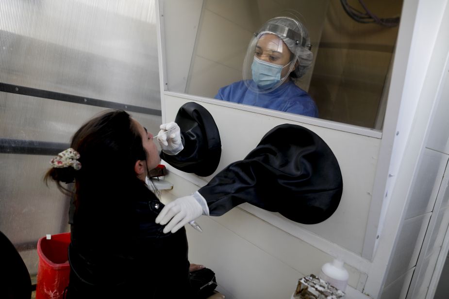El protocolo de hisopado, en el hospital Posadas de Buenos Aires. Foto: Natacha Pisarenko para AP.-