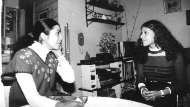 Aimé Painé con la autora del libro, que en esa época trabajaba en “Expreso imaginario”. Foto: gentileza