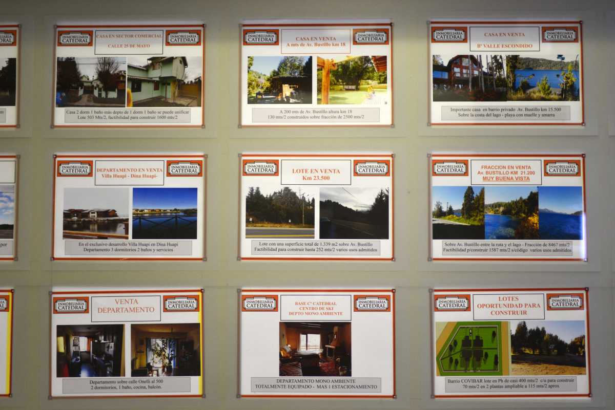 Las pizarras de las inmobiliarias de Bariloche ya casi no exhiben ofertas de alquileres porque no hay propiedades en el mercado. Archivo