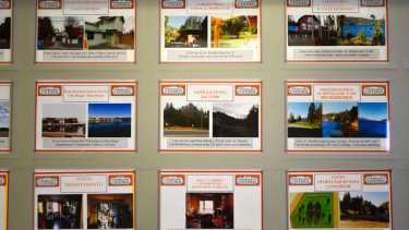 Las pizarras de las inmobiliarias de Bariloche ya casi no exhiben ofertas de alquileres porque no hay propiedades en el mercado. Archivo