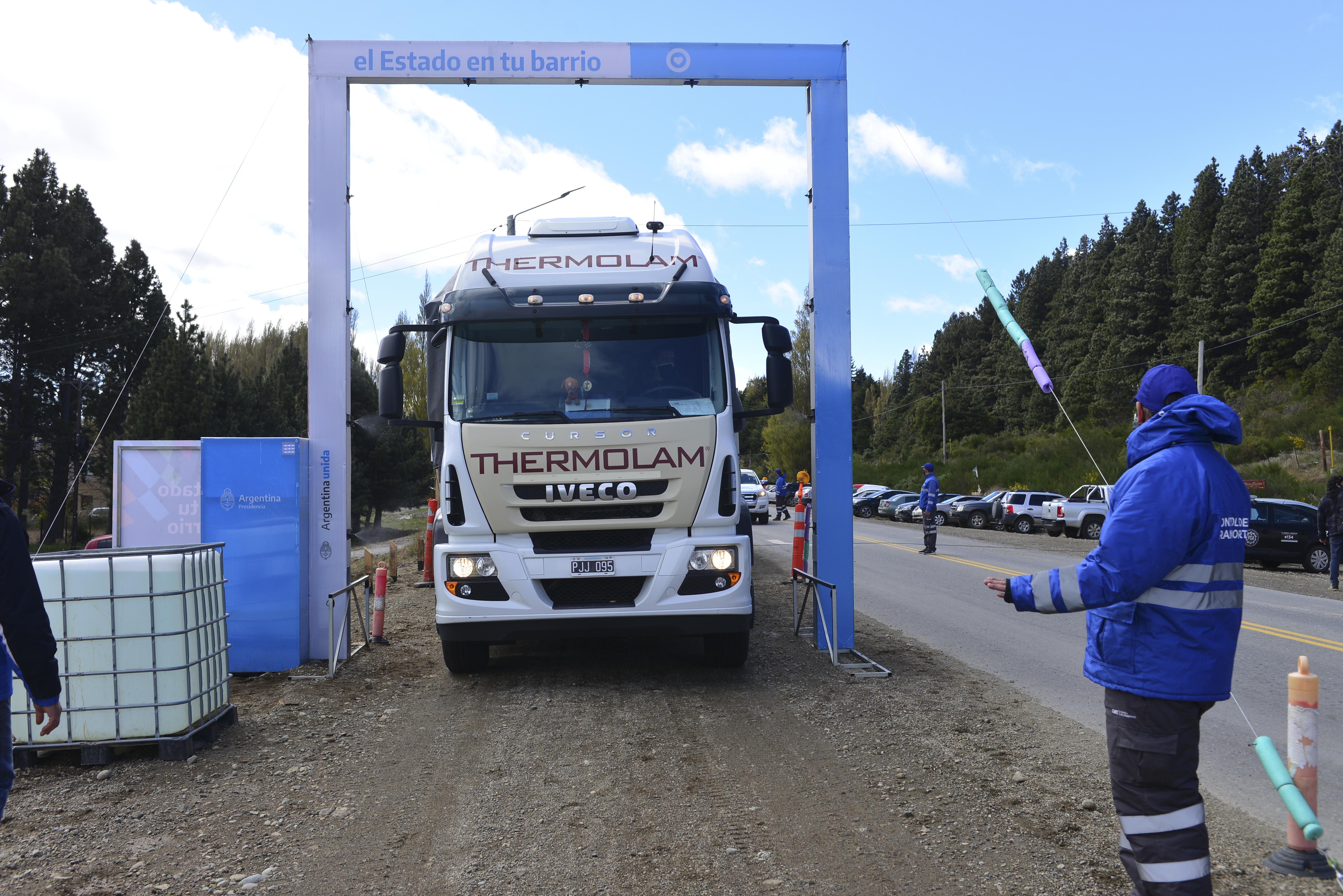 El arco sanitizante descarga amonio sobre los vehículos de carga en el ingreso a Bariloche. Foto: Alfredo Leiva