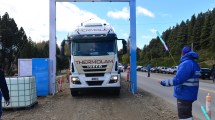 Imagen de Coronavirus: sanitizan a los camiones en el ingreso a Bariloche