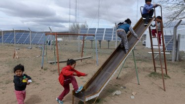 Los sistemas fotovoltaicos permiten cambiarle la vida a los habitantes de los parajes aislados del interior del país.