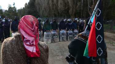 Fuerte despliegue de la Policía de Río Negro en El Foyel. Finalmente el desalojo fue pacífico. Foto: Alfredo Leiva