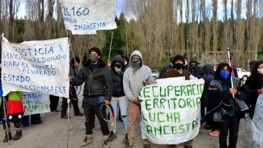 Apoyo a la comunidad Gallardo Calfú en el operativo de desalojo en El Foyel. Foto: Alfredo Leiva
