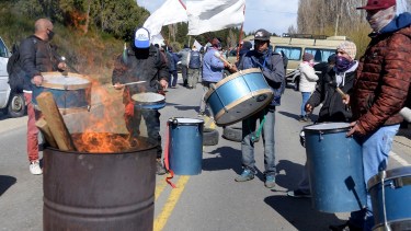 El corte se inició a las 9 pero tendrán mayor flexibilidad con los residentes de Dina Huapi. Foto: Alfredo Leiva