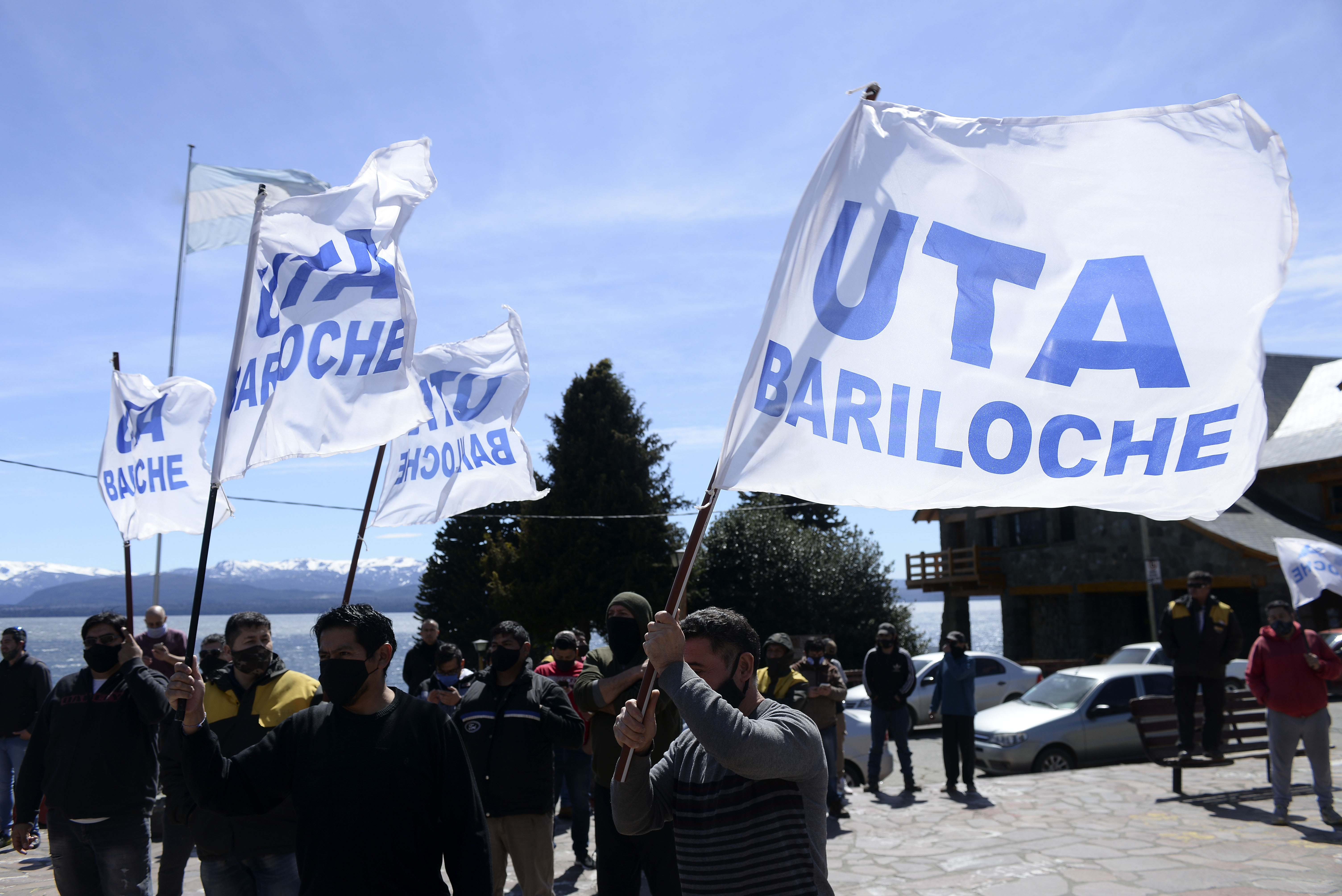 Unos 240 empleados de la empresa Mi Bus, que presta el servicio de transporte público de pasajeros en Bariloche, reclaman que se les pague la totalidad de los salarios adeudados. (Foto archivo