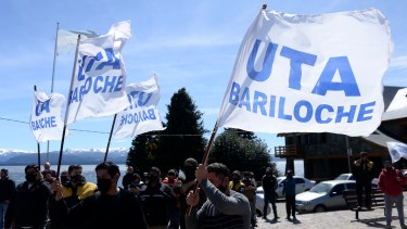 Unos 240 empleados de la empresa Mi Bus, que presta el servicio de transporte público de pasajeros en Bariloche, reclaman que se les pague la totalidad de los salarios adeudados. (Foto archivo