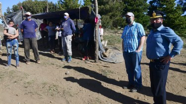 Ayer fiscales y policías dialogaron con los ocupantes de la toma que se inició en las tierras destinadas ala nueva terminal. Foto: Alfredo Leiva