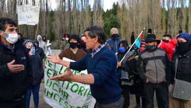 Momentos de tensión se vivieron ayer en la desactivación de la toma de El Foyel. Foto: Alfredo Leiva