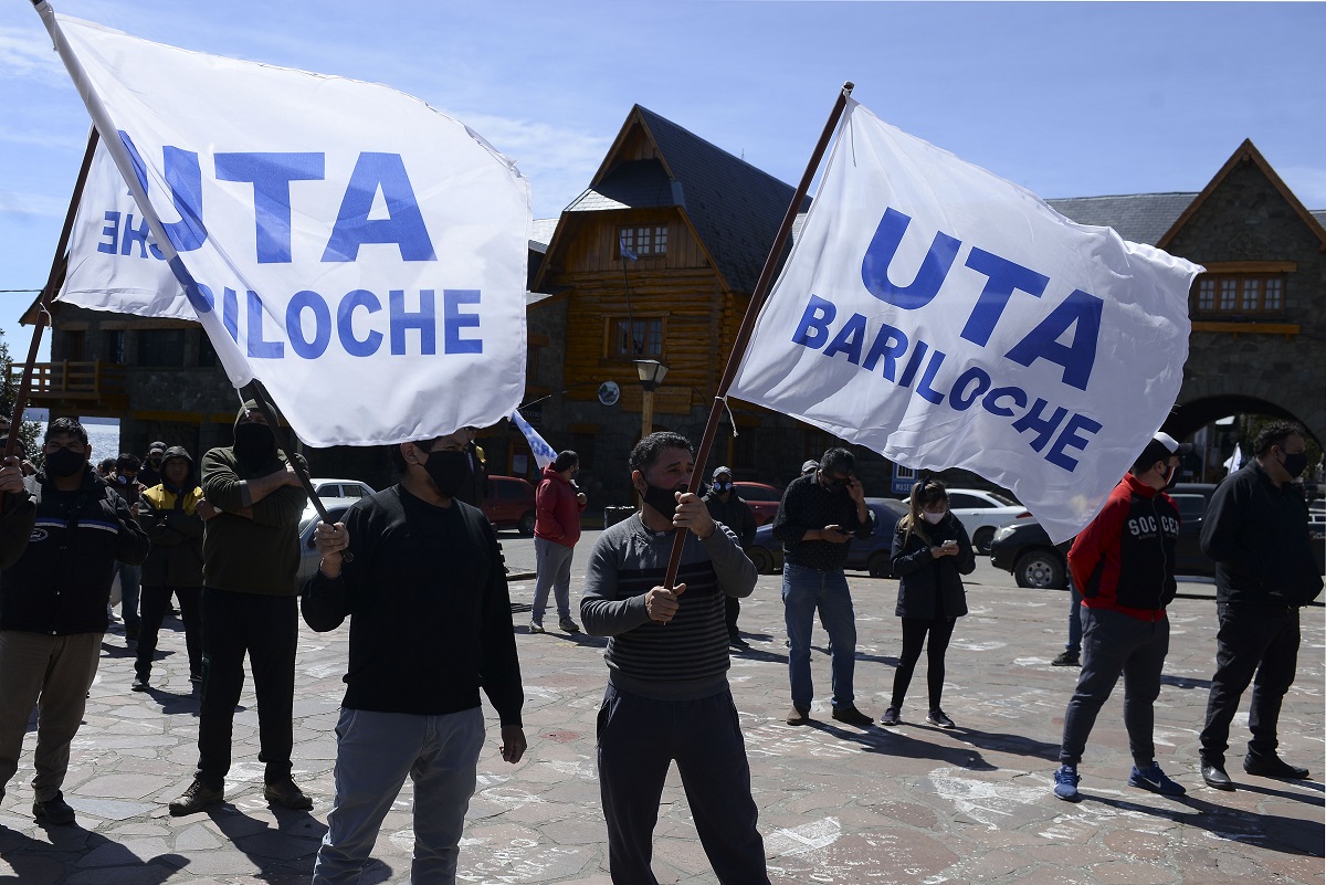 Trabajadores de Mi Bus reclaman por sus salarios de septiembre y otras deudas de la empresa. Foto: Alfredo Leiva