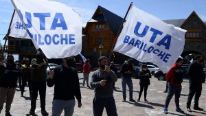 Choferes de paro en Bariloche, llevaron su protesta al Centro Cívico