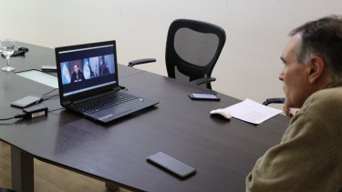 La reunión entre el intendente Javier Bertoldi y el gobernador Omar Gutierrez fue virtual (gentileza)