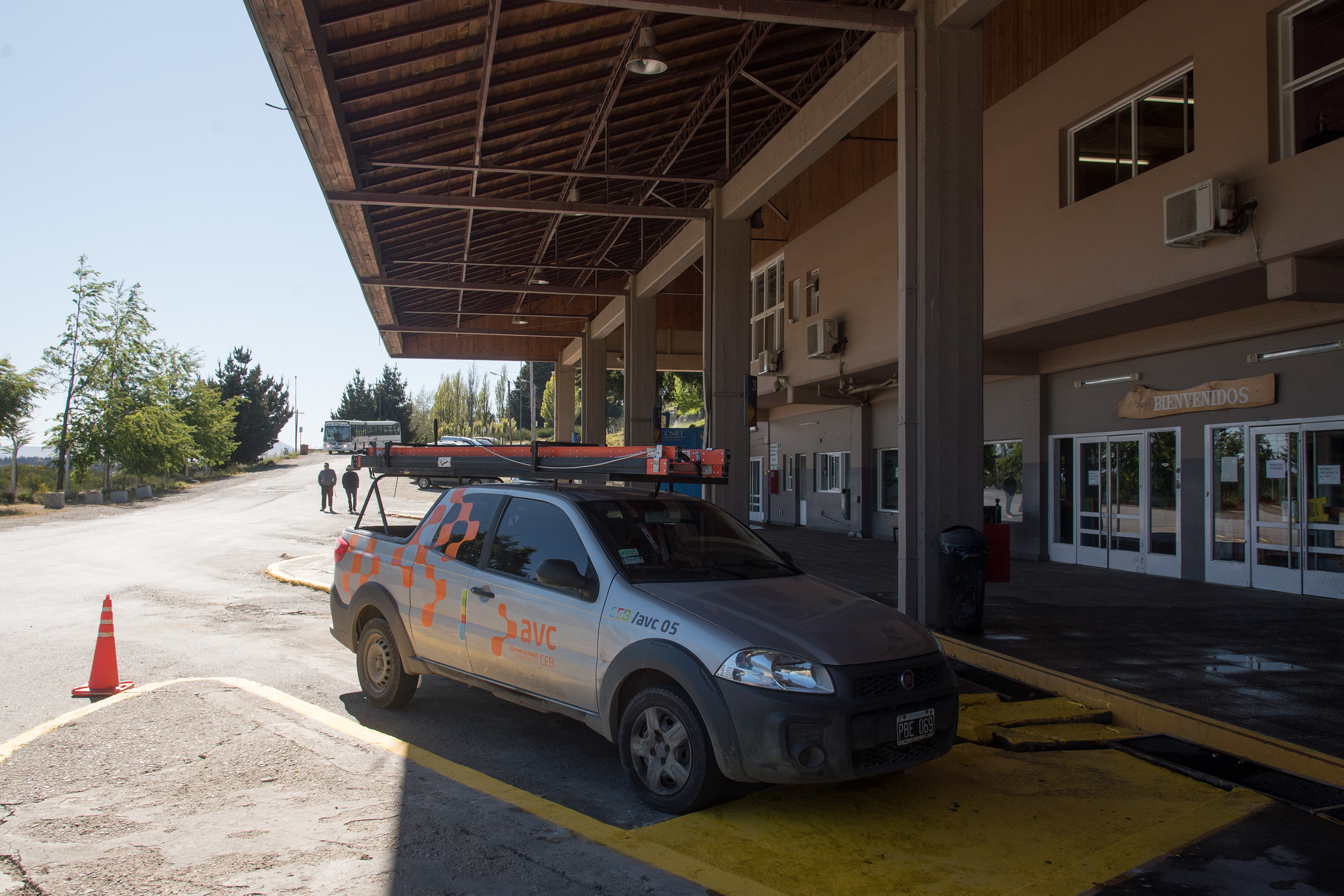 AVC y la municipalidad firmaron un acuerdo para instalar wifi gratuito en la terminal de Bariloche. Gentileza