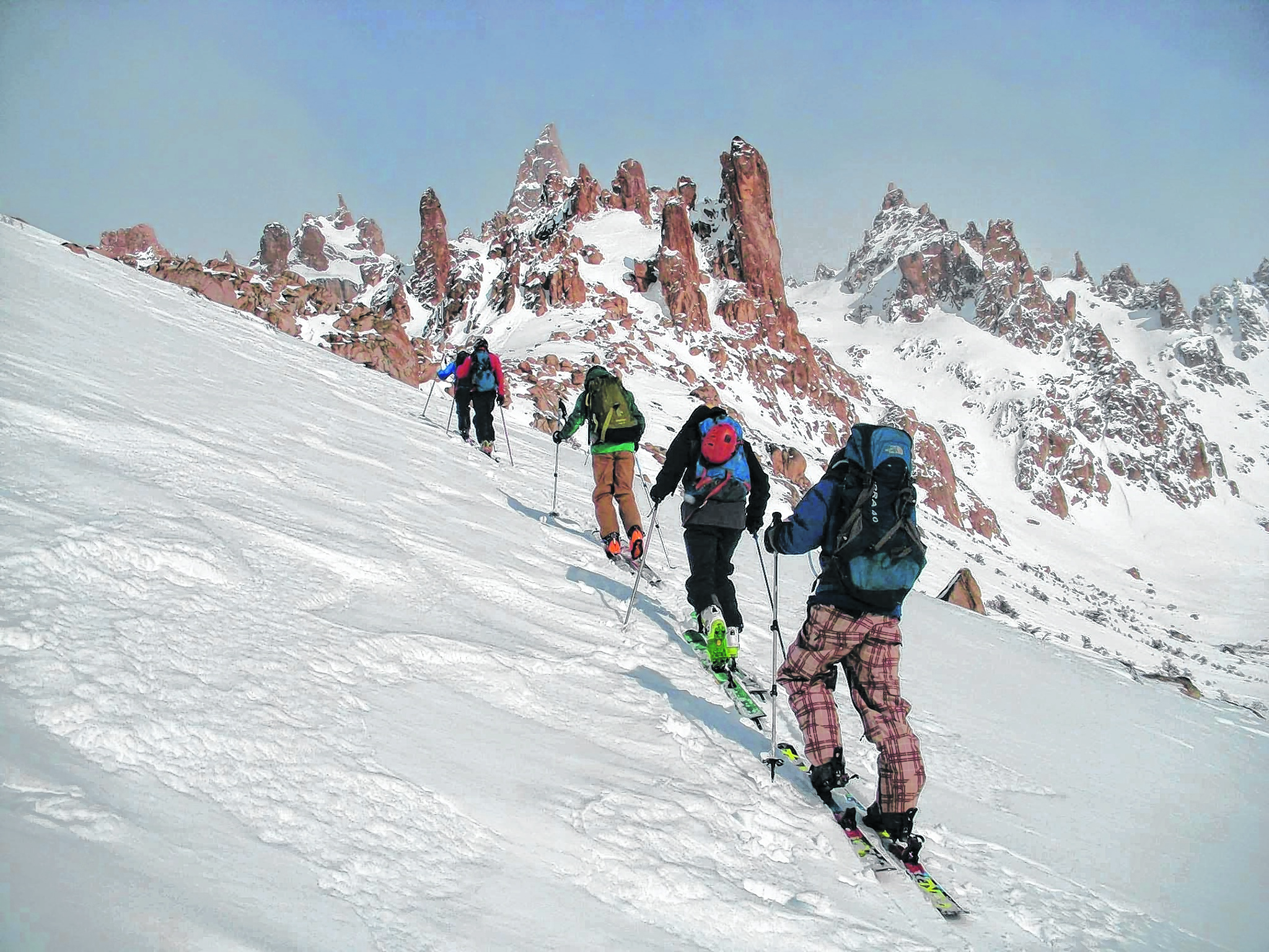 Ante la situación generada por la pandemia muchos adquirieron equipos para practicar esquí de montaña. 