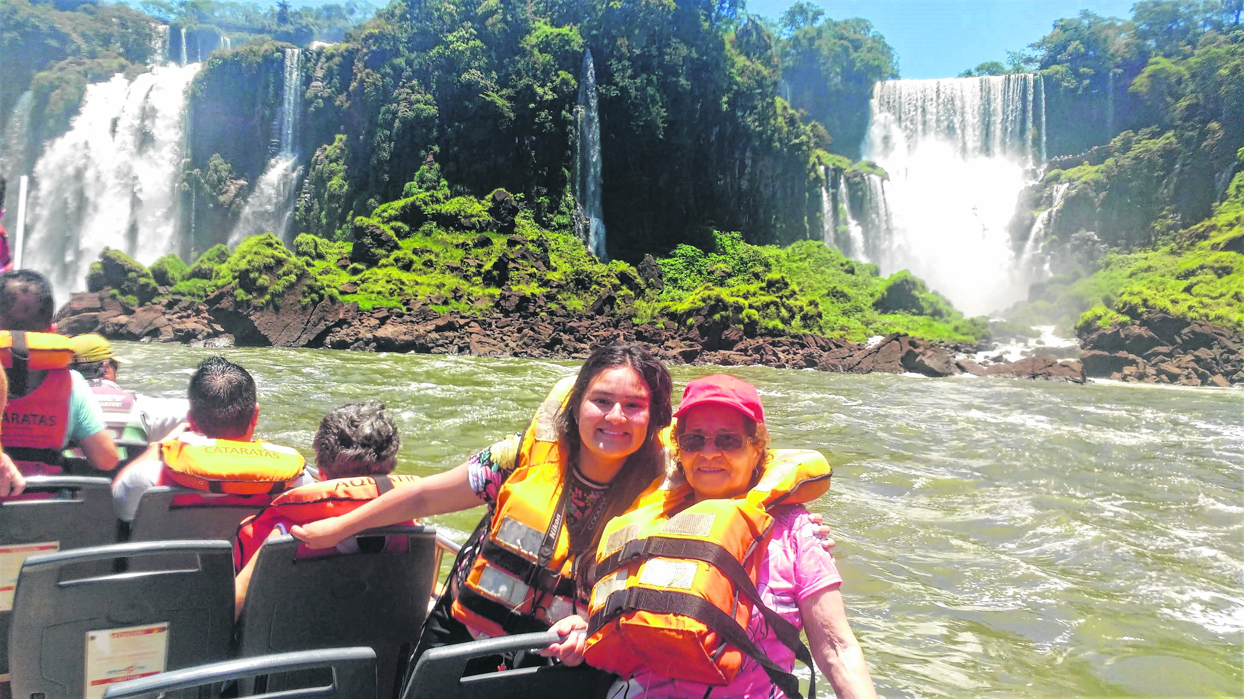 Marianela y Margarita fueron a las cataratas del Iguazú y se embarcaron para pasar por debajo de ellas.
