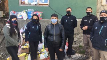 Personal de Catedral Alta Patagoni entregó las donaciones de los esquiadores a comedores de Bariloche. Foto: Gentileza