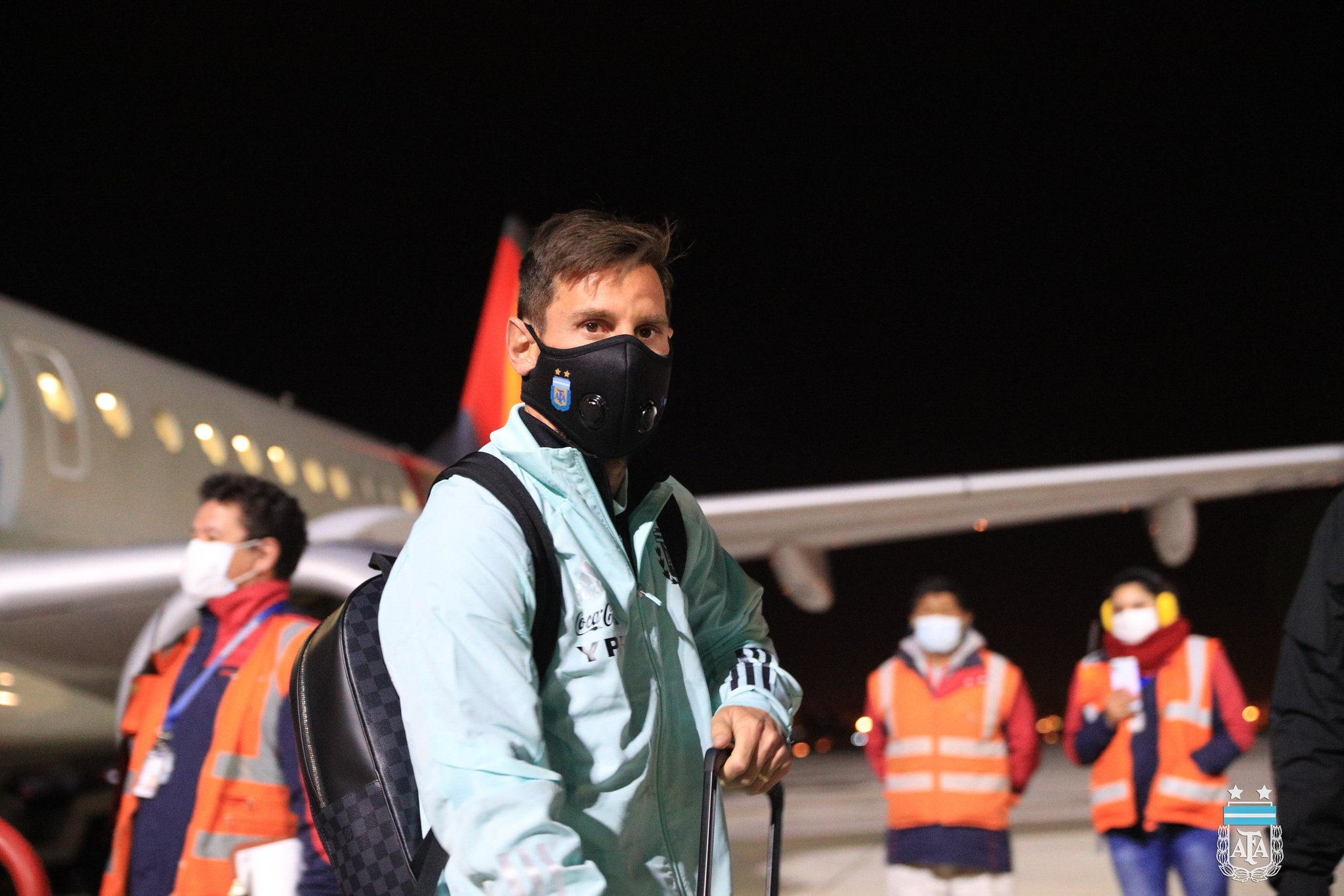 Lionel Messi, al bajar del avión que llevó al seleccionado desde Santa Cruz de la Sierra hasta La Paz.