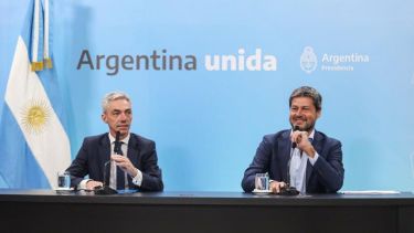 Los ministros Meoni y Lammens son los encargados del anuncio de la reactivación del transporte interno de larga distancia. (Gentileza).-