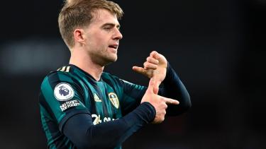 Bamford hizo 3 y ya lleva 6 goles en igual cantidad de partidos en la Premier.