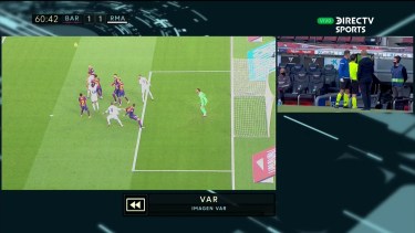 El árbitro se apoyó en el VAR y cobró penal de Lenglet a Ramos. (Foto: @DirecTVSports)