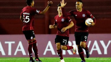 Con 40 años, Sand marcó dos goles y demostró que sigue vigente.