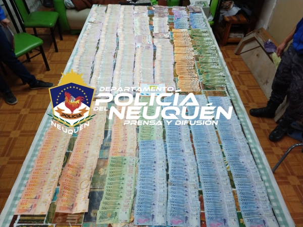 La Policía de Neuquén recuperó 700 mil pesos durante un allanamiento por estafa. (Foto: Gentileza).