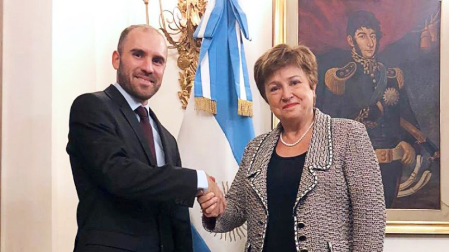 Guzman y la titular del FMI, Kristalina Georgieva, en el primer encuentro en el que se negoció un futuro acuerdo.