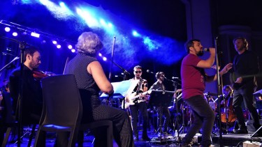 Alejandro Sandoval canta rock inglés con la Orquesta Sinfónica de la Provincia de Río Negro y el Grupo de Rock de FCP.