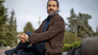 Tratado, glosario o experimentación del lenguaje, el nuevo libro del escritor argentino radicado en España, despliega un universo de texturas, formas, pliegues, colores y aromas.