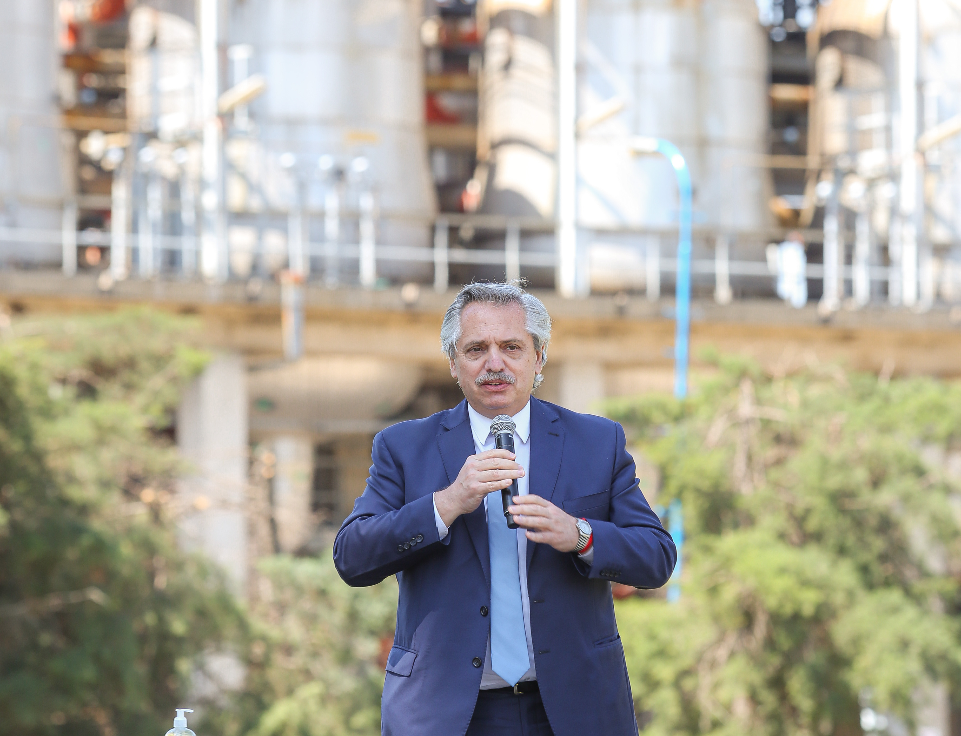 El presidente Alberto Fernández viene de participar del lanzamiento del plan de inversiones de la refinería de la firma Raizen. Foto: Presidencia de la Nación. 