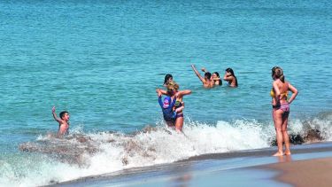 En grupos familiares, y distanciados de los ajenos, las playas de SAO y Las Grutas cobraron vida. Foto: Martín Brunella.-
