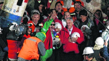 La felicidad de la enorme hazaña cumplida. Todos rescatados y todos bien.